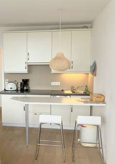 offene Küche mit Tresen - Ferienwohnung in 25996 Wenningstedt-Braderup mit 31m² als Kapitalanlage kaufen