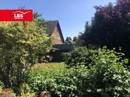 Blick in den Garten - Doppelhaushälfte in 44581 Castrop-Rauxel mit 144m² kaufen