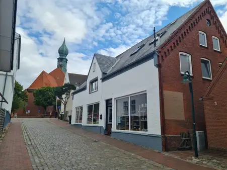 Wohn- und Geschäftshaus in absoluter Toplage mitten in Wesselburen
