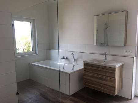 Bad mit Badewanne und Dusche - Penthouse-Wohnung in 24226 Heikendorf mit 159m² kaufen