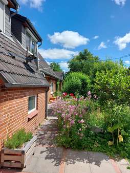 Blick von der Hauptterasse zum  Garten - Einfamilienhaus in 25870 Oldenswort mit 242m² kaufen