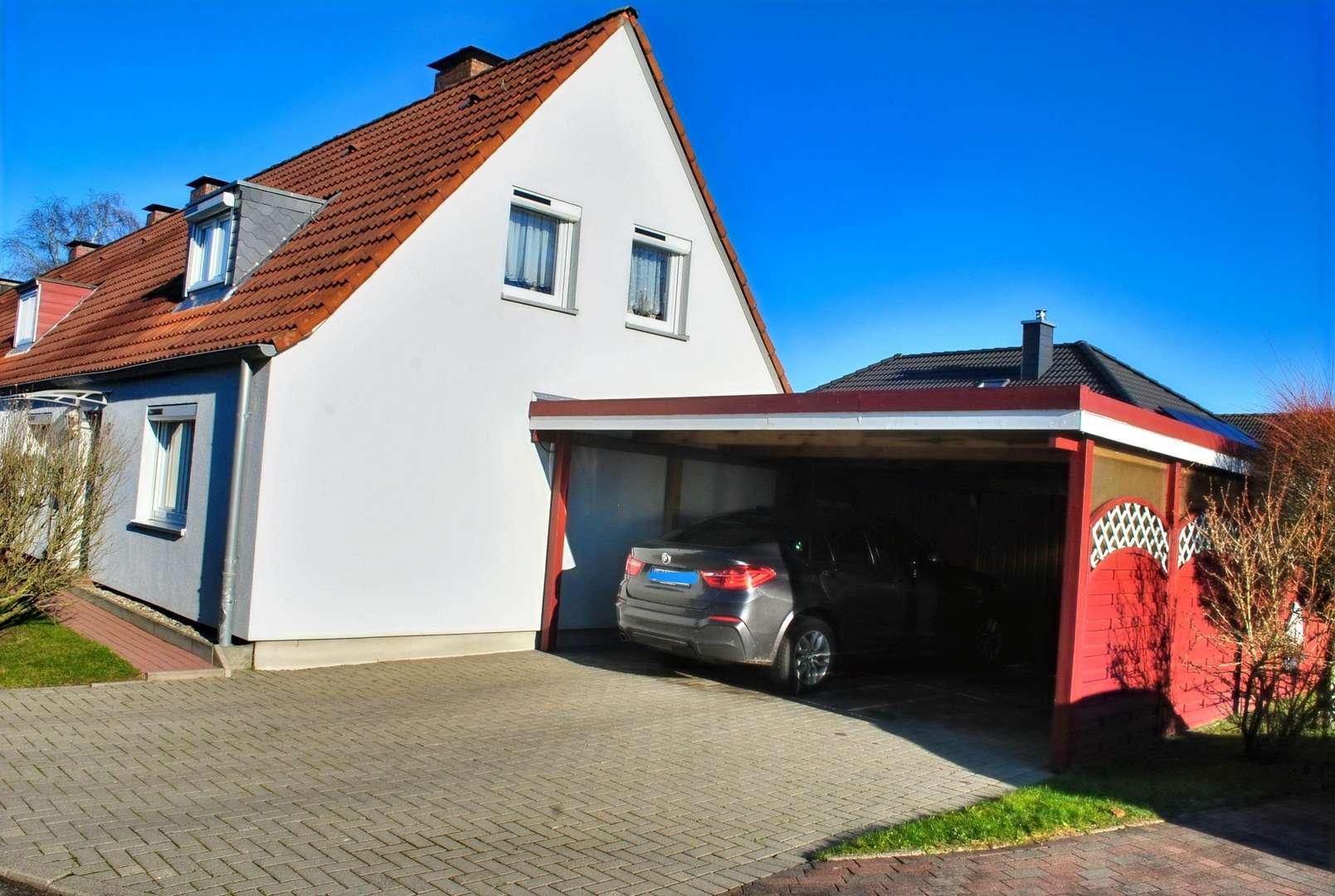 Haus Giebelansicht mit Doppelcarport