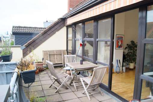 Terrasse (Bild 1) - Dachgeschosswohnung in 50733 Köln mit 75m² kaufen