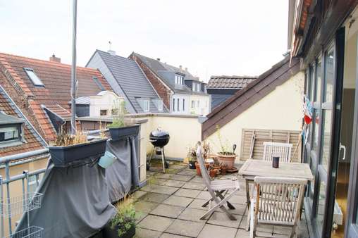 Terrasse (Bild 2) - Dachgeschosswohnung in 50733 Köln mit 75m² kaufen