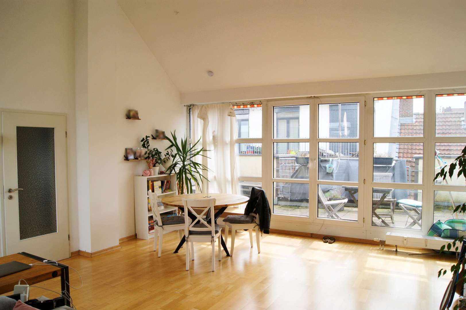 Wohnzimmer (Bild 1) - Dachgeschosswohnung in 50733 Köln mit 75m² kaufen