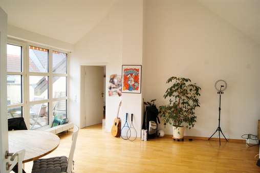 Wohnzimmer (Bild 2) - Dachgeschosswohnung in 50733 Köln mit 75m² kaufen
