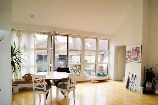 Wohnzimmer (Bild 3) - Dachgeschosswohnung in 50733 Köln mit 75m² kaufen