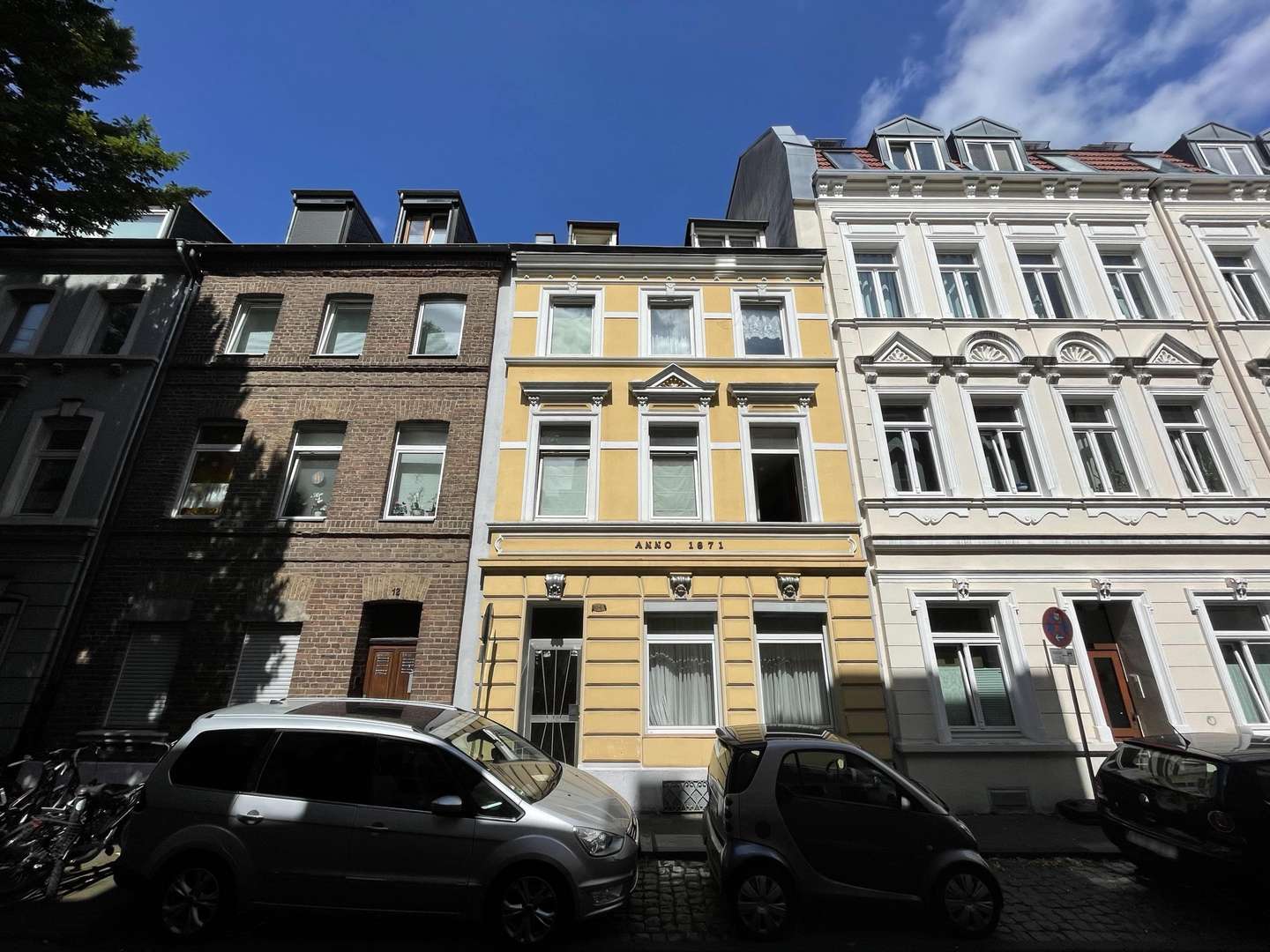 Hausansicht Straßenseite Hausansicht Straßenseite - Mehrfamilienhaus in 50825 Köln mit 144m² kaufen