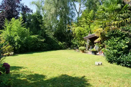 Traumhaftes Einfamilienhaus mit 2 Garagen und einem Gartenparadies!