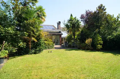 Traumhaftes Einfamilienhaus mit 2 Garagen und einem Gartenparadies!
