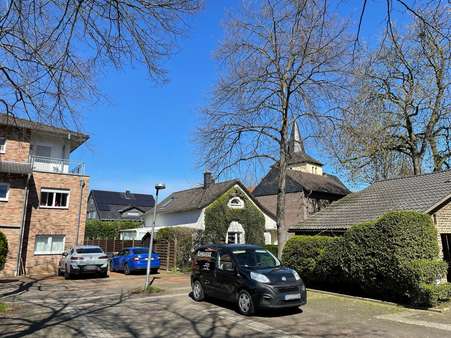 Nachbarschaft - Reihenmittelhaus in 50765 Köln mit 111m² kaufen