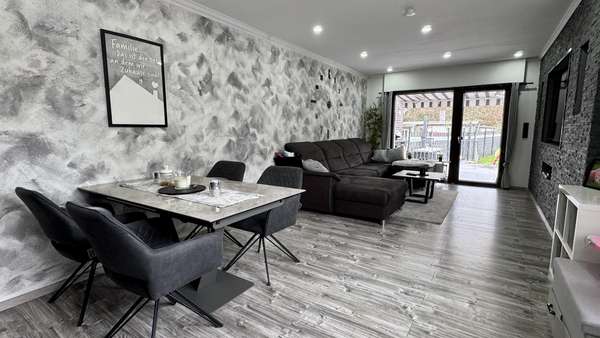 Wohnzimmer - Doppelhaushälfte in 47167 Duisburg mit 116m² kaufen