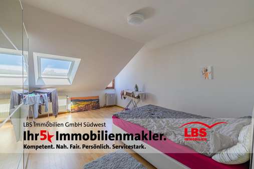 Schlafzimmer - Dachgeschosswohnung in 79312 Emmendingen mit 68m² kaufen