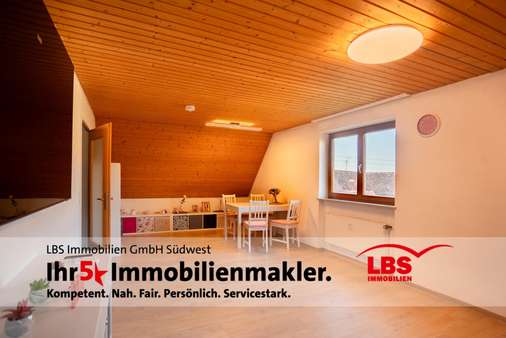 Wohnzimmer - Zweifamilienhaus in 79341 Kenzingen mit 145m² kaufen