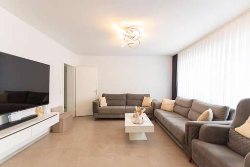 Wohnzimmer EG - Mehrfamilienhaus in 79235 Vogtsburg mit 246m² kaufen