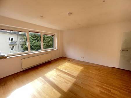 Wohnzimmer - Etagenwohnung in 42287 Wuppertal mit 96m² kaufen