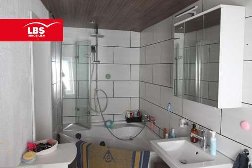 Badezimmer - Zweifamilienhaus in 57258 Freudenberg mit 253m² kaufen