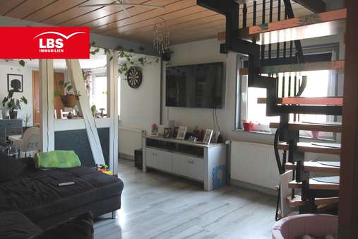 Wohnzimmer - Zweifamilienhaus in 57258 Freudenberg mit 253m² kaufen