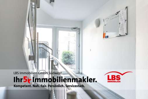 Hauseingang - Erdgeschosswohnung in 76185 Karlsruhe mit 53m² als Kapitalanlage kaufen