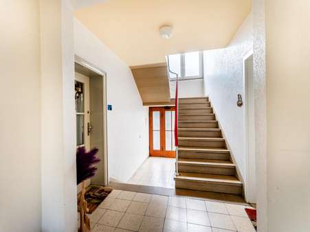 Treppenhaus - Erdgeschosswohnung in 78224 Singen mit 76m² kaufen