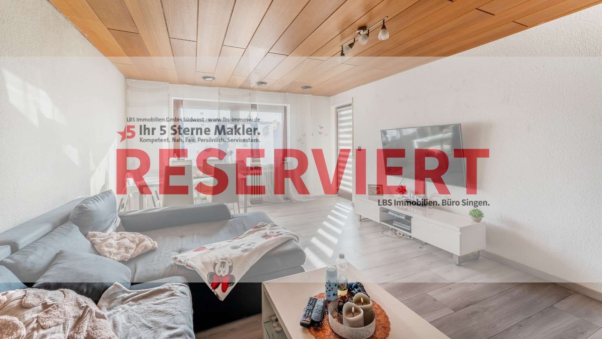 Wohnzimmer mit Balkonzugang Wohnzimmer mit Balkonzugang - Dachgeschosswohnung in 78224 Singen mit 80m² kaufen