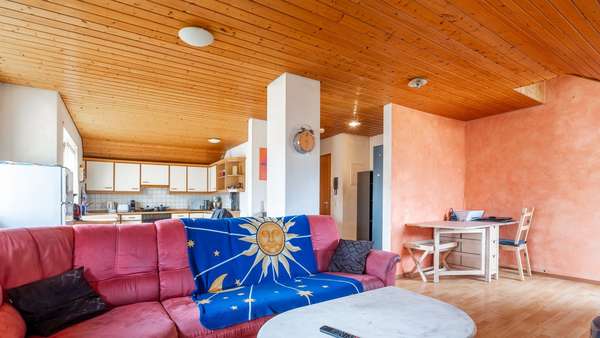 Wohn- und Essbereich mit Küche - Dachgeschosswohnung in 78239 Rielasingen-Worblingen mit 83m² kaufen