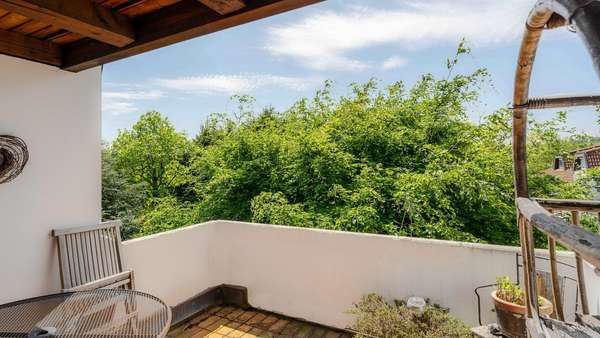 Balkon mit Blick ins Grüne - Dachgeschosswohnung in 78224 Singen mit 87m² kaufen