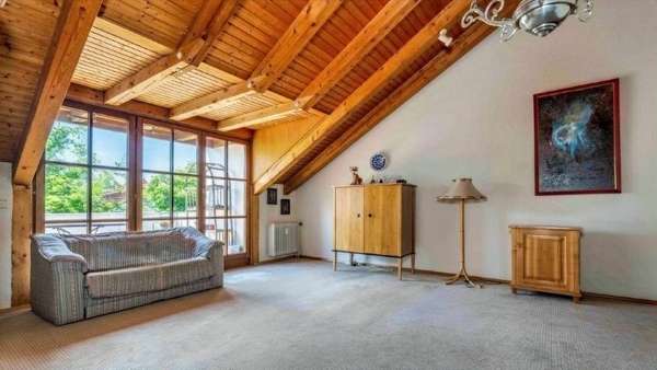 Wohnbereich mit Balkonzugang - Dachgeschosswohnung in 78224 Singen mit 87m² kaufen