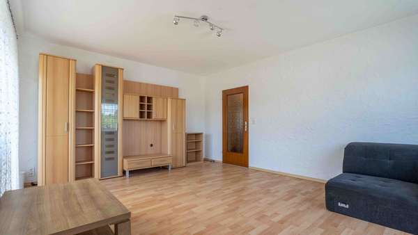 Wohnzimmer mit Balkonzugang - Etagenwohnung in 78224 Singen mit 78m² kaufen