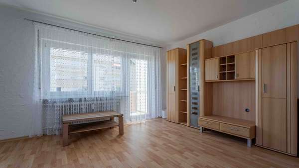Wohnzimmer mit Balkonzugang - Etagenwohnung in 78224 Singen mit 78m² kaufen