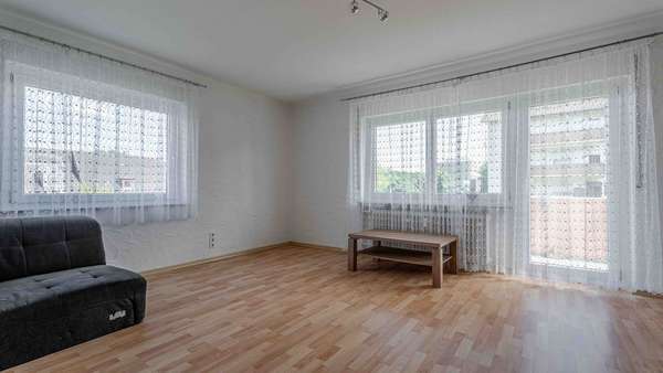 Wohnzimmer mit Balkonzugang - Etagenwohnung in 78224 Singen mit 78m² kaufen