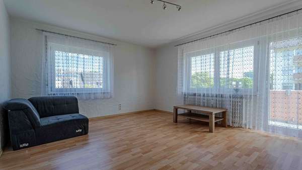 Wohnzimmer mit Balkonzugang - Etagenwohnung in 78224 Singen mit 78m² kaufen