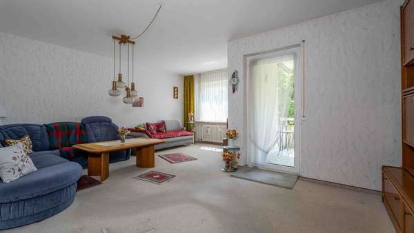 Wohnzimmer - Etagenwohnung in 78224 Singen mit 65m² kaufen