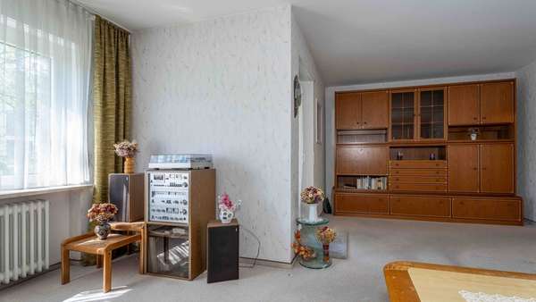 Wohnzimmer - Etagenwohnung in 78224 Singen mit 65m² kaufen
