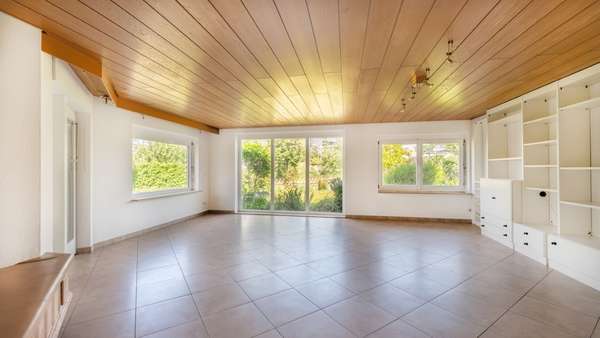 Heller und großer Wohnbereich - Einfamilienhaus in 78247 Hilzingen mit 157m² kaufen