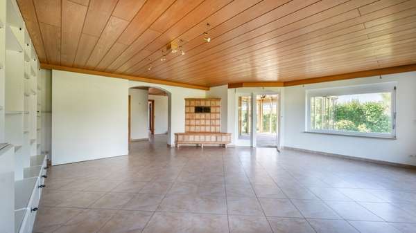 Lichtdurchflutetes Wohnzimmer - Einfamilienhaus in 78247 Hilzingen mit 157m² kaufen
