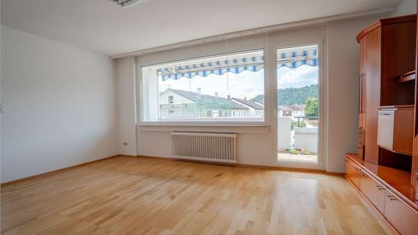Wohnzimmer mit Balkonzugang - Etagenwohnung in 78239 Rielasingen-Worblingen mit 95m² kaufen
