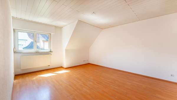 Wohnzimmer - Etagenwohnung in 78224 Singen mit 76m² kaufen