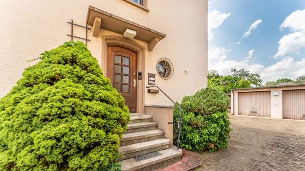 Eingangsbereich Eingangsbereich - Zweifamilienhaus in 78224 Singen mit 193m² kaufen