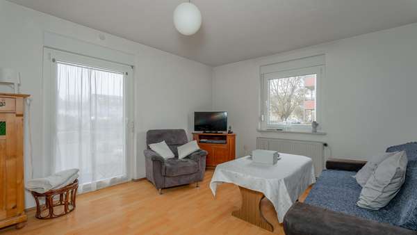 Wohnzimmer + Balkon Wohnzimmer + Balkon - Erdgeschosswohnung in 78315 Radolfzell mit 74m² kaufen