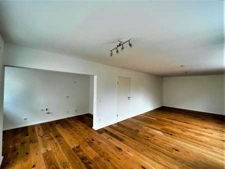 Wohnzimmer + Küche - Etagenwohnung in 78224 Singen mit 89m² kaufen