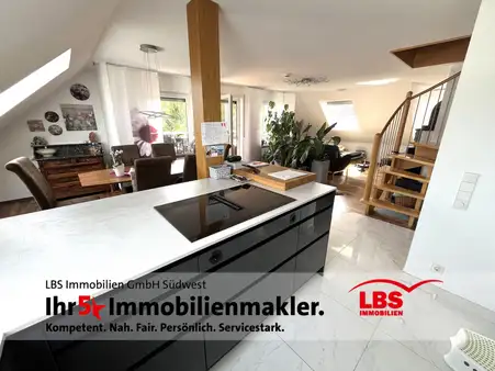 Hochwertige 5,5 Zi.-Maisonette über das gesamte OG/DG eines 4-Fam.-Hauses! Südbalkon! Gar., Stellpl.