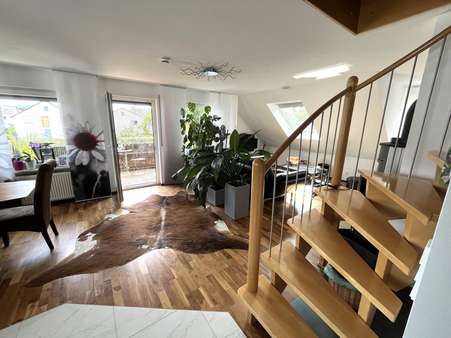 Wohn-/Essbereich mit Aufgang 2. Ebene Wohn-/Essbereich mit Aufgang 2. Ebene - Maisonette-Wohnung in 73037 Göppingen mit 111m² kaufen