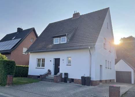 Außenansicht vorne Außenansicht vorne - Einfamilienhaus in 33378 Rheda-Wiedenbrück mit 140m² kaufen