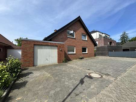Außenansicht mit Garage - Zweifamilienhaus in 48485 Neuenkirchen mit 198m² kaufen