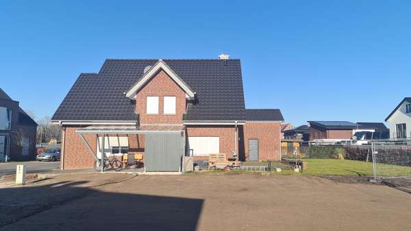 Außenansicht mit Carport - Zweifamilienhaus in 48485 Neuenkirchen mit 181m² günstig kaufen