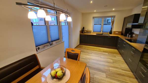 Küche mit Essecke und Zugang zur Terrasse - Zweifamilienhaus in 48485 Neuenkirchen mit 181m² günstig kaufen