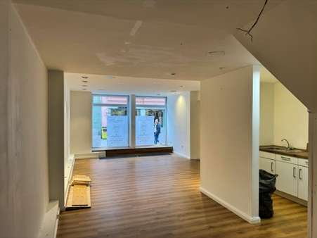 Blick zum Schaufenster - Ladenlokal in 32657 Lemgo mit 61m² mieten