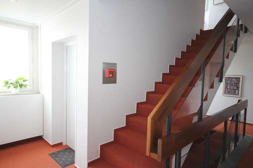Treppenhaus mit Personenaufzug Treppenhaus mit Personenaufzug - Etagenwohnung in 32756 Detmold mit 43m² kaufen