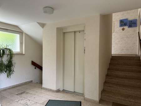 Treppenhaus-Personenaufzug - Erdgeschosswohnung in 32756 Detmold mit 107m² kaufen